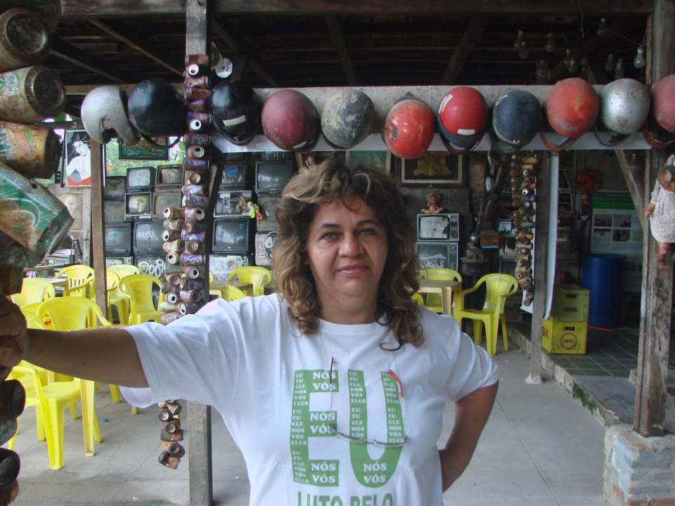 Socorro Catanhede, fundadora da ONG, em seu bar, Capibar